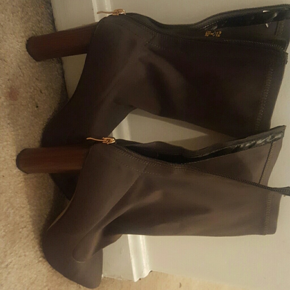 1pr STILL AVAILAB- Khaki wooden heell zipper boots